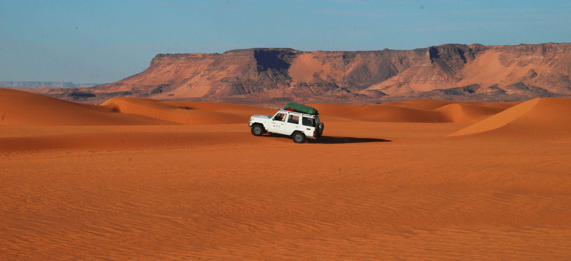 Vehicle driving in the Mourdi Depression - Chad holidays