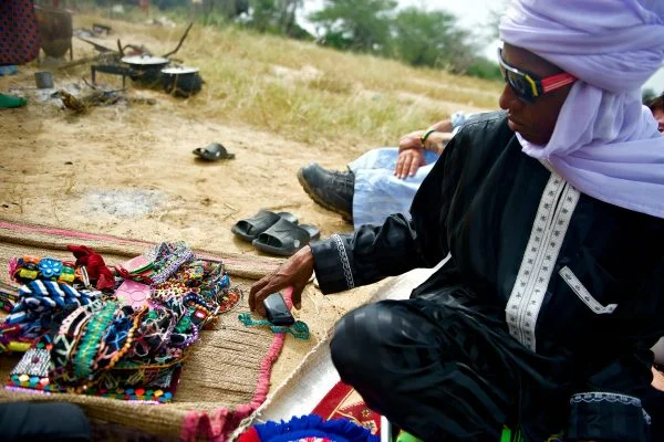 Chad Gerewol Dancer shows off treasures - Chad holidays