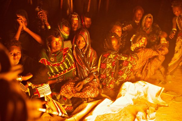 Chad Gerewol Wodaabe villagers at fire - Chad holidays