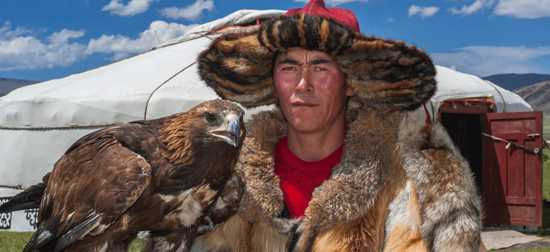Traditional eagle hunter in the Altai region - Mongolia tours