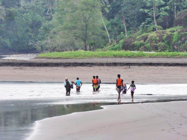 Children on black sand beach - São Tomé tour