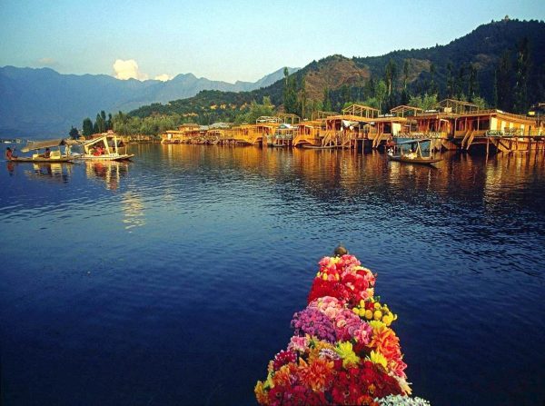 Boat trip on Dal Lake, Srinagar - Ladakh and Kashmir holidays and tours