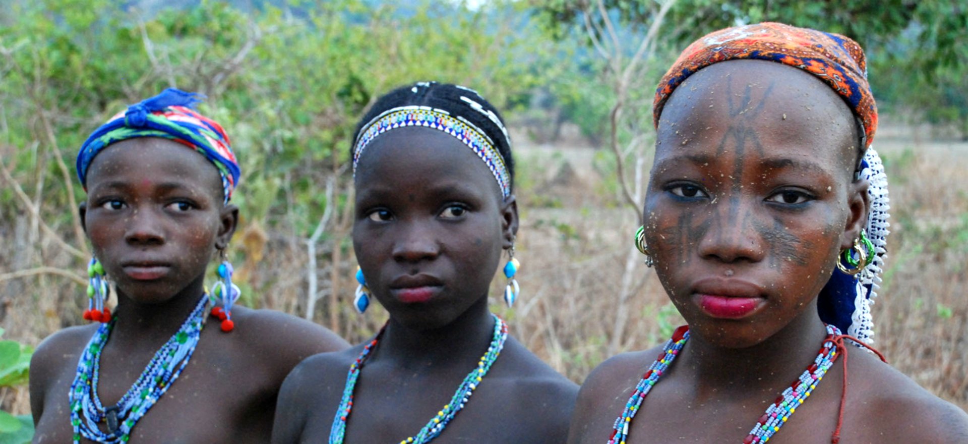 Kamberi girls near Genu - Nigeria tours