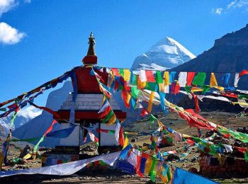 Prayer flags in Himalayas - Tibet itinerary