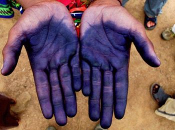 Traditional dyed hands - Guinea Holidays and Tours