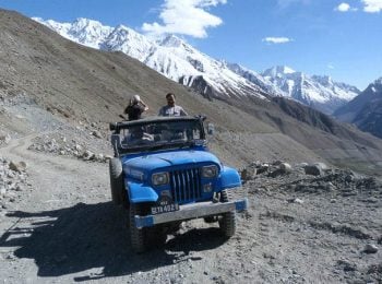 Pakistan Holidays and Tours - Jeep driving through the mountains