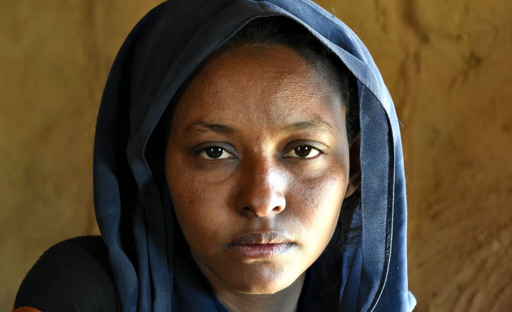 Sudan photos - A Hassaniya girl in the Bayuda Desert