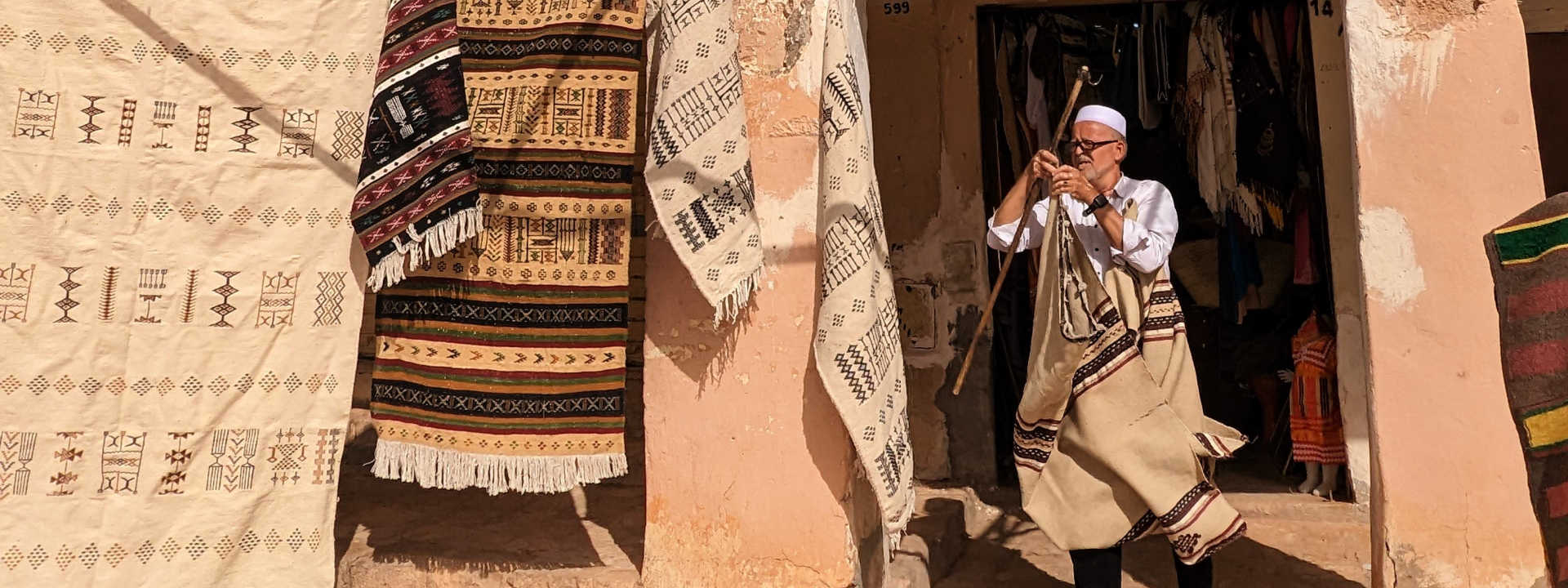 Algeria travel guide - Carpet seller Ghardaia
