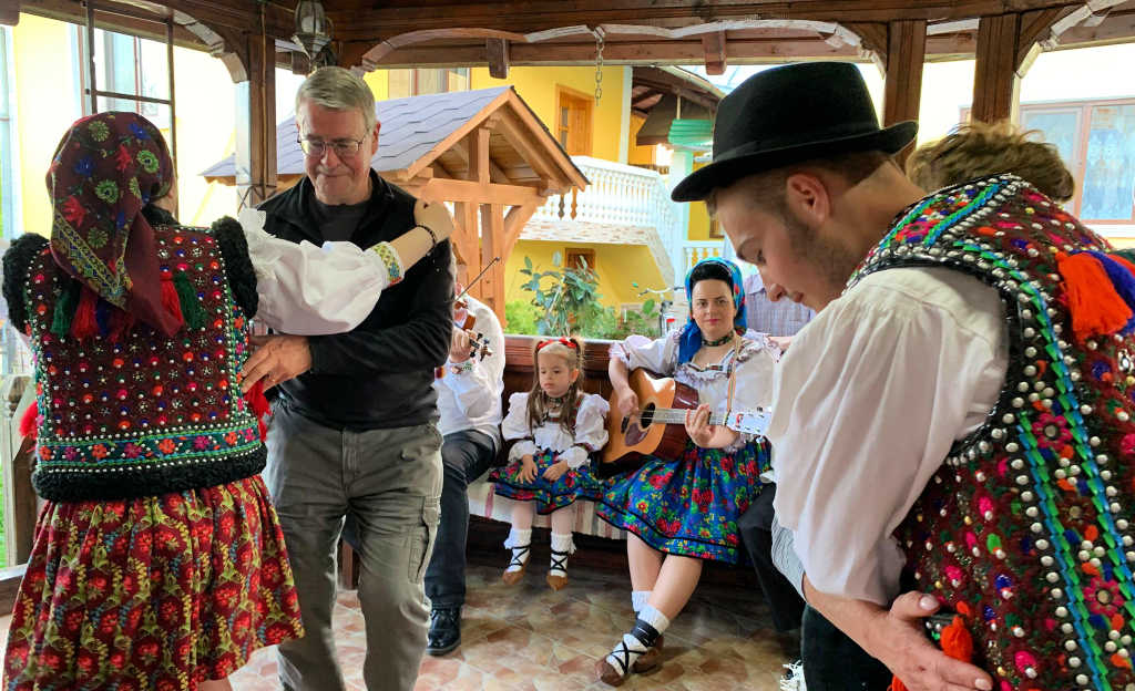 Traditional Romanian culture, family dancing 